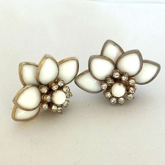 Vintage Milk Glass Flower Petal Clip on Earrings - Picture 1 of 6